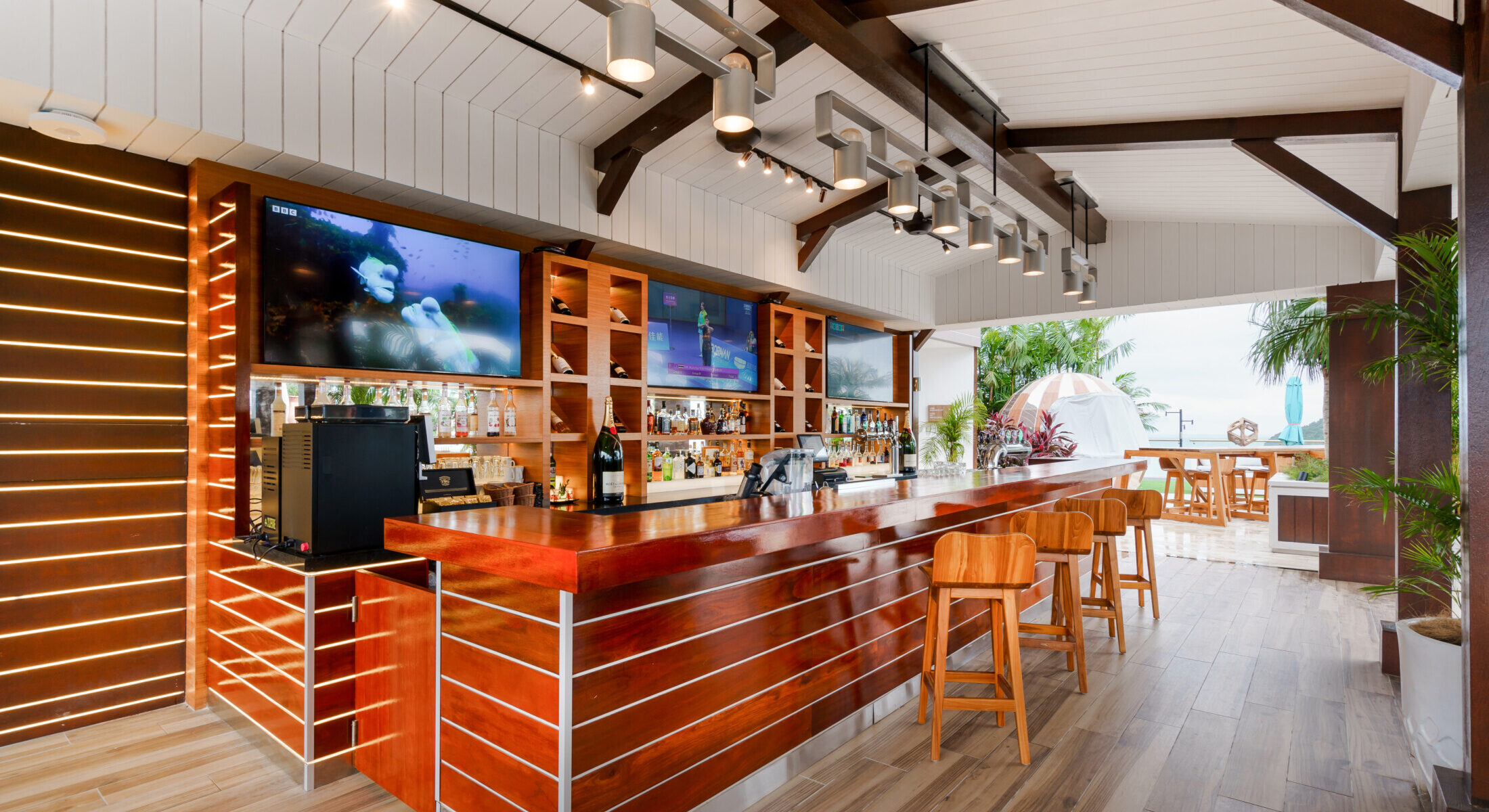 Sail Rooftopbar – Bar Pantai di Atas Bilik dengan Pemandangan Laut & Koktail Eksklusif