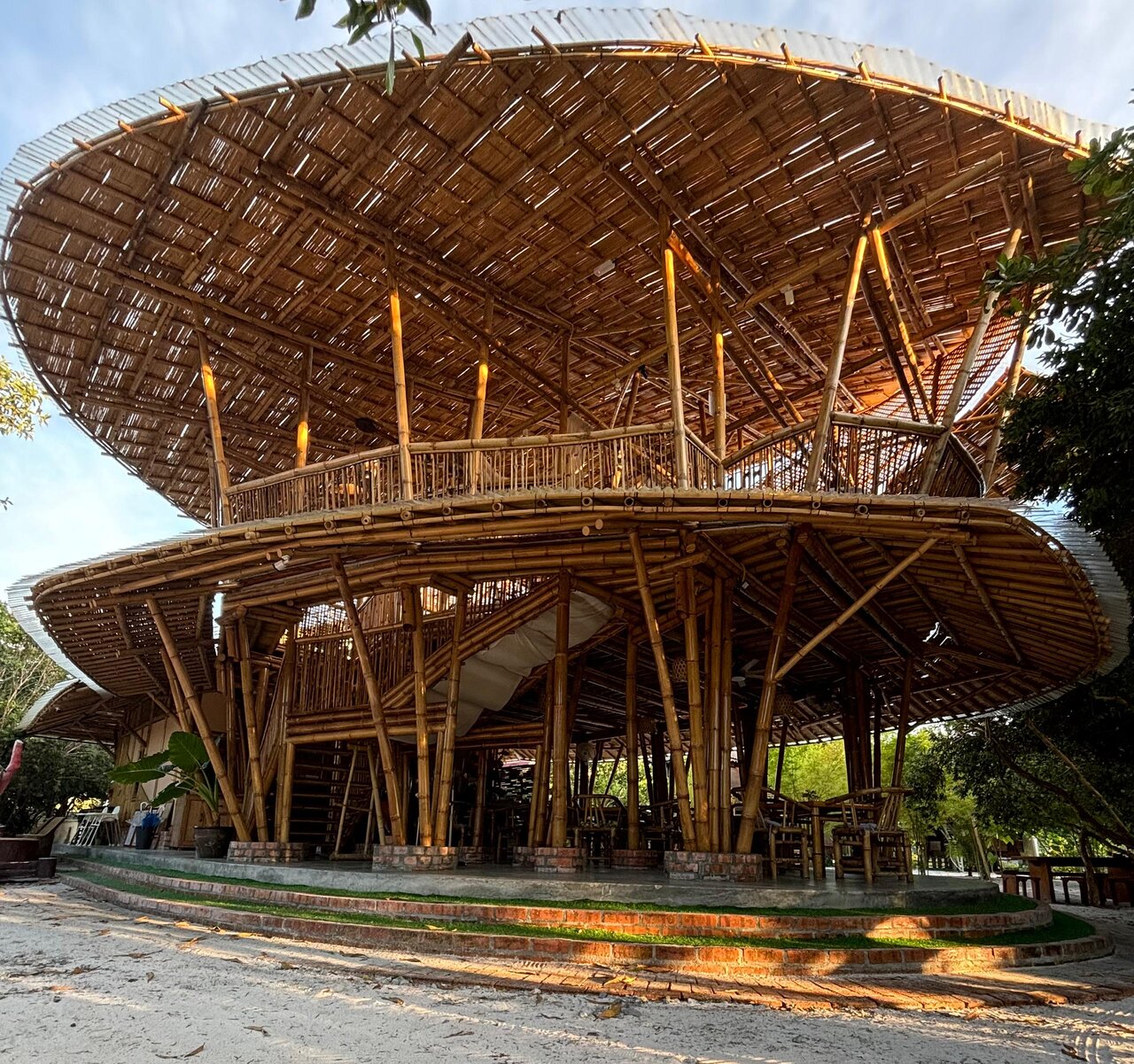 Golden Bamboo Cafe – Kafe Instagramable dengan Hiasan Bambu Emas & Kopi Istimewa