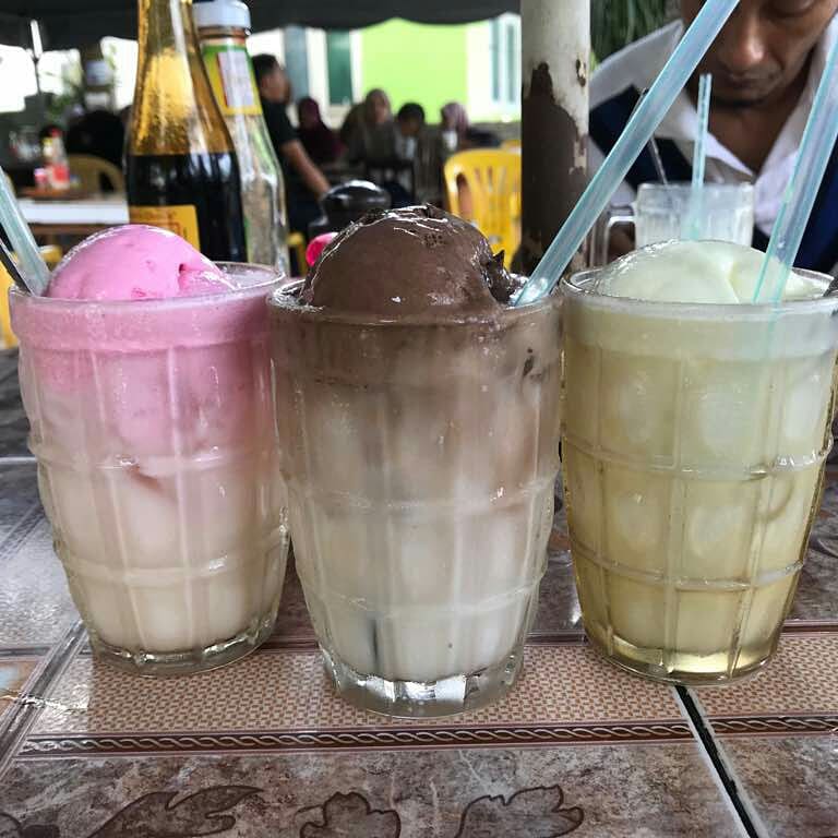 Warung Kurnia Ibu Baru: Shake Kelapa Segar, Rasa Tropika & Harga Berpatutan