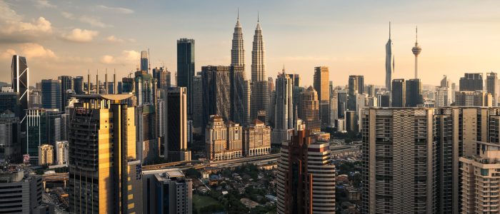Keindahan Kota Kuala Lumpur: Siluet Menara Petronas & Pemandangan Bandar pada Malam