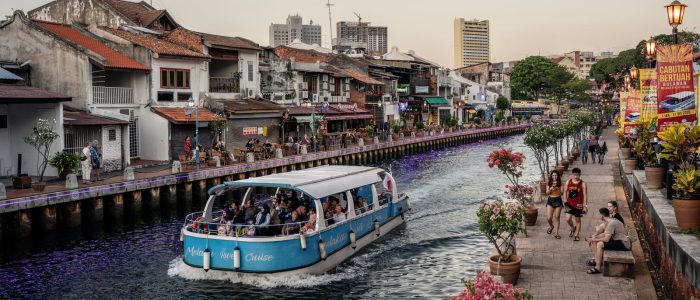 Foto Keindahan Bandar Bersejarah Malacca: Pelabuhan, Kuil, Warisan Budaya