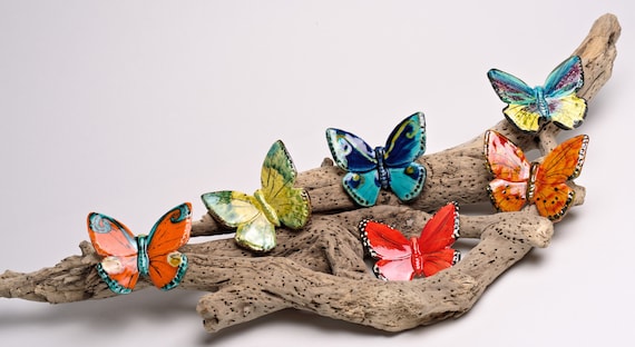 Seramik Kupu-Kupu Elegan – Hiasan Rumah Unik dengan Reka Bentuk Detail & Warna Cerah