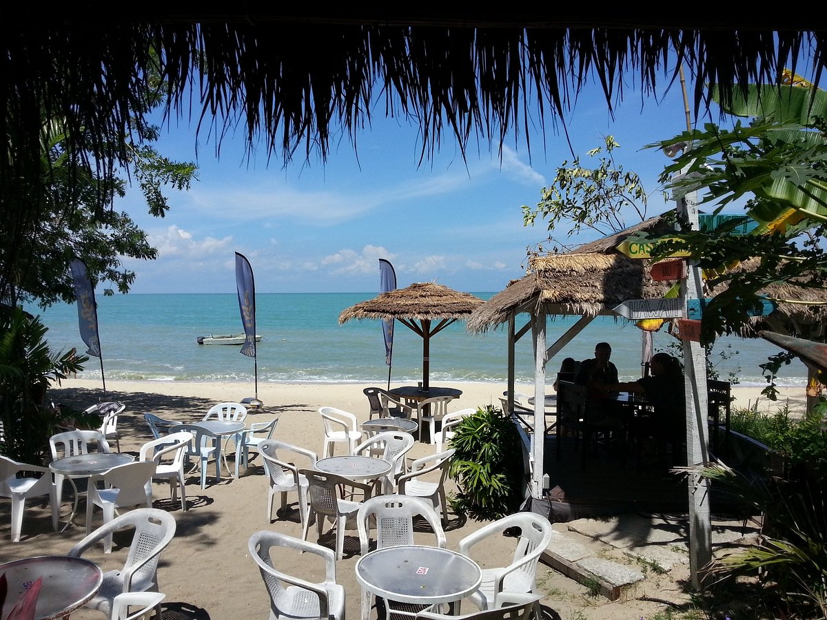Foto Pantai Bora Bora di Ferringhi – Pemandangan Tropika Menawan
