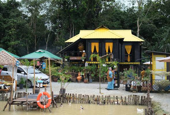 Rumah Atap Kuning di Kuala Kangsar – Keindahan Seni Tradisional Malaysia
