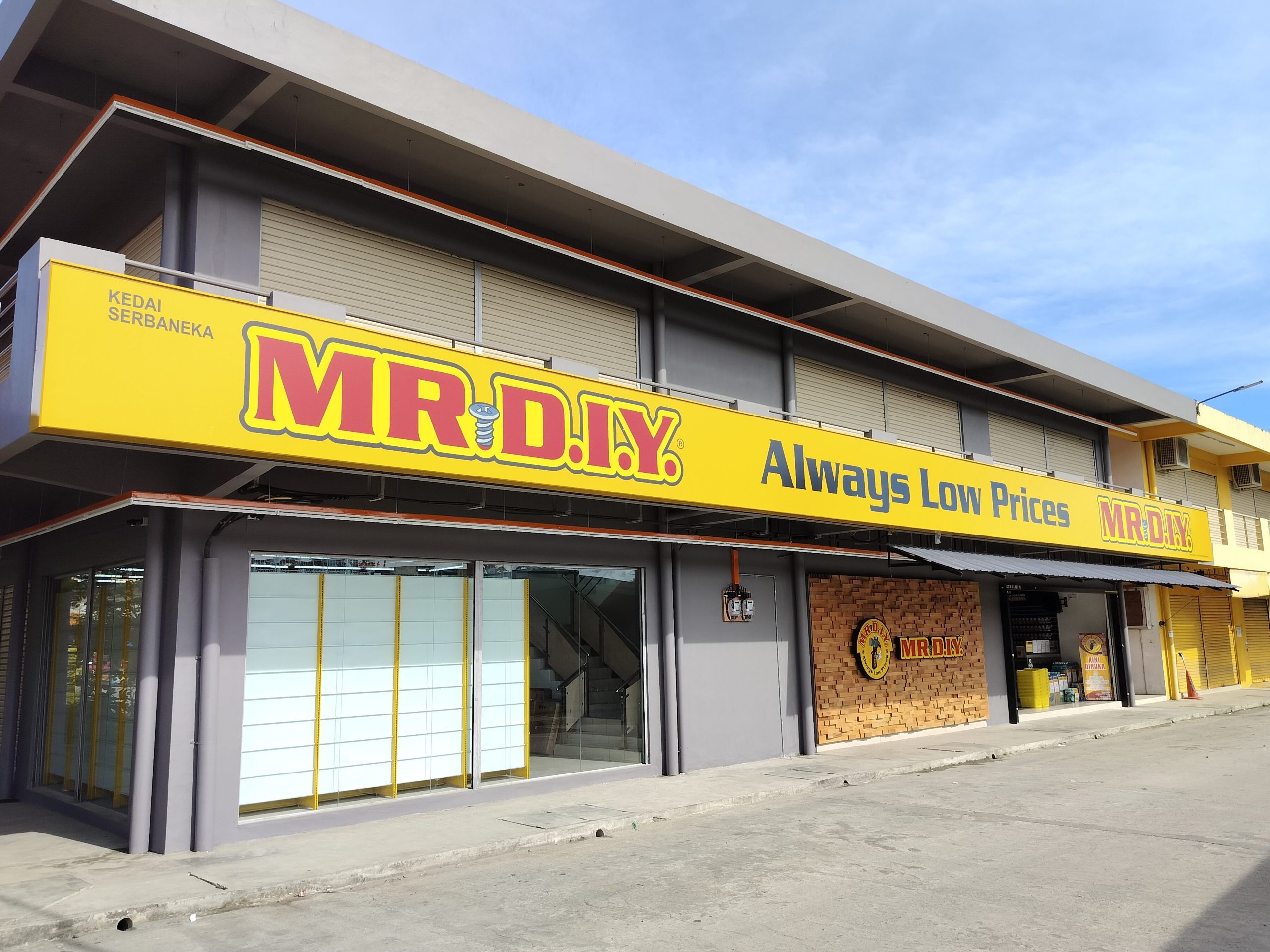 Gambar MR BORONG RANAU – Pemandu Pelancongan Terkenal di Sabah, Pemandangan Hutan & Budaya