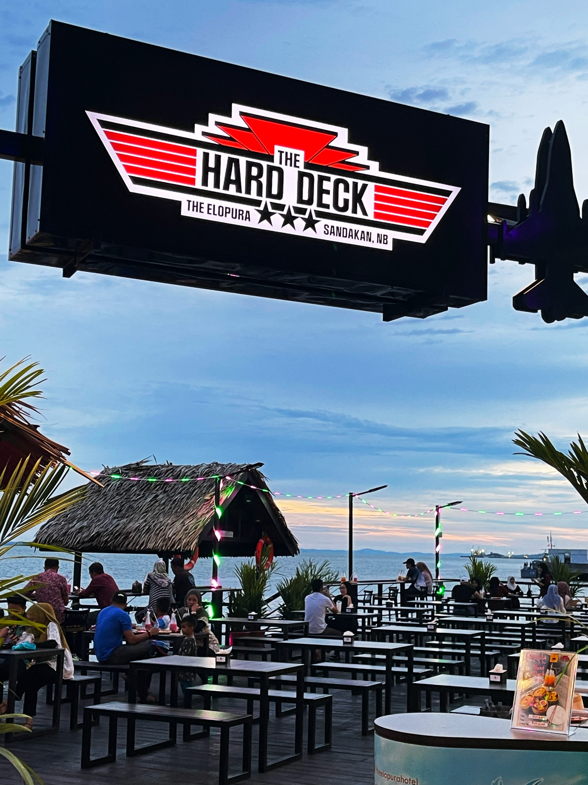 Hard Deck di Hotel Elopura – Pemandangan Luar Biasa & Tempat Santai Mewah