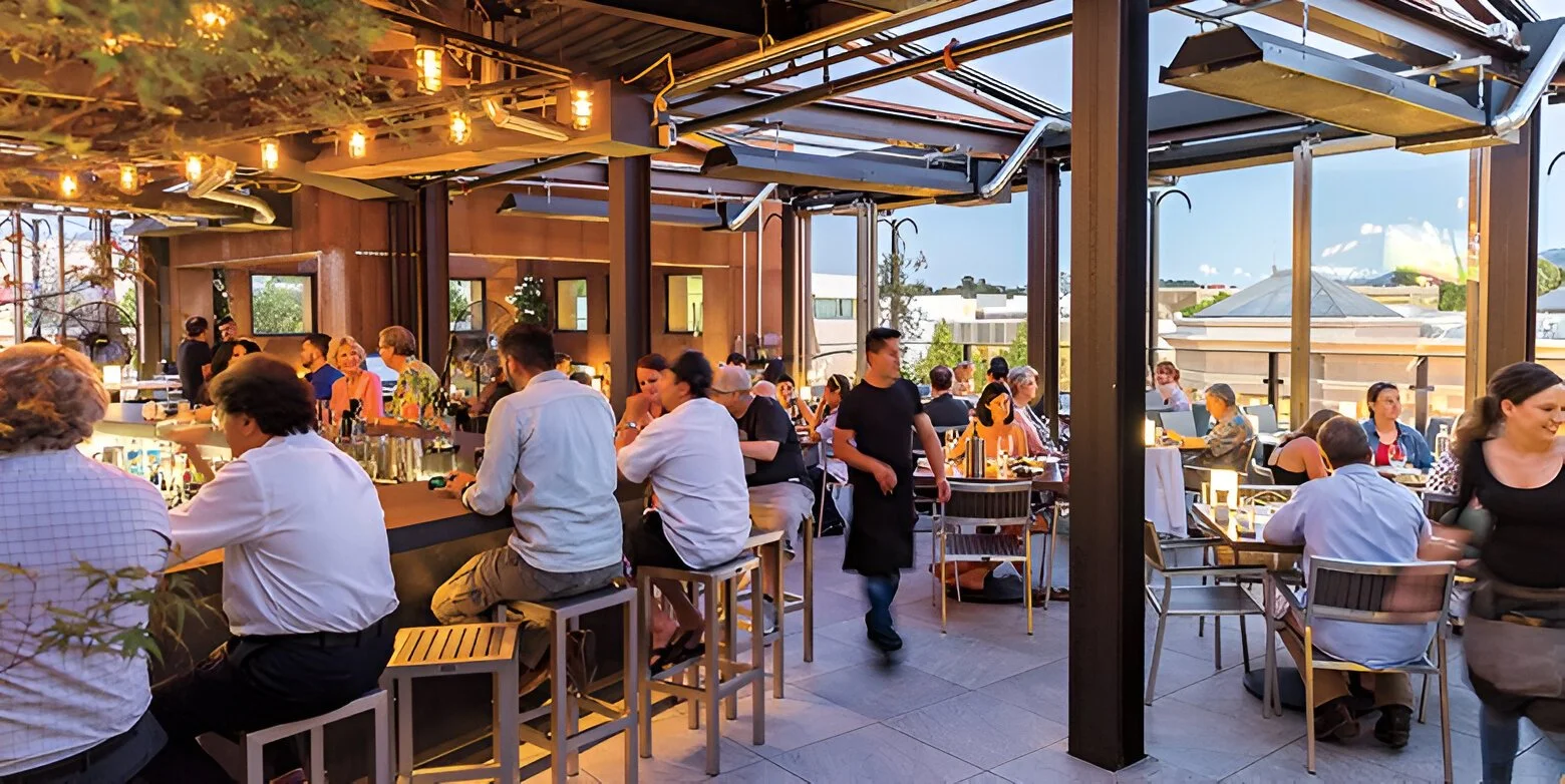 Bar Atap Kota: Pengalaman Pemandangan Malam, Koktail & Suasana Santai