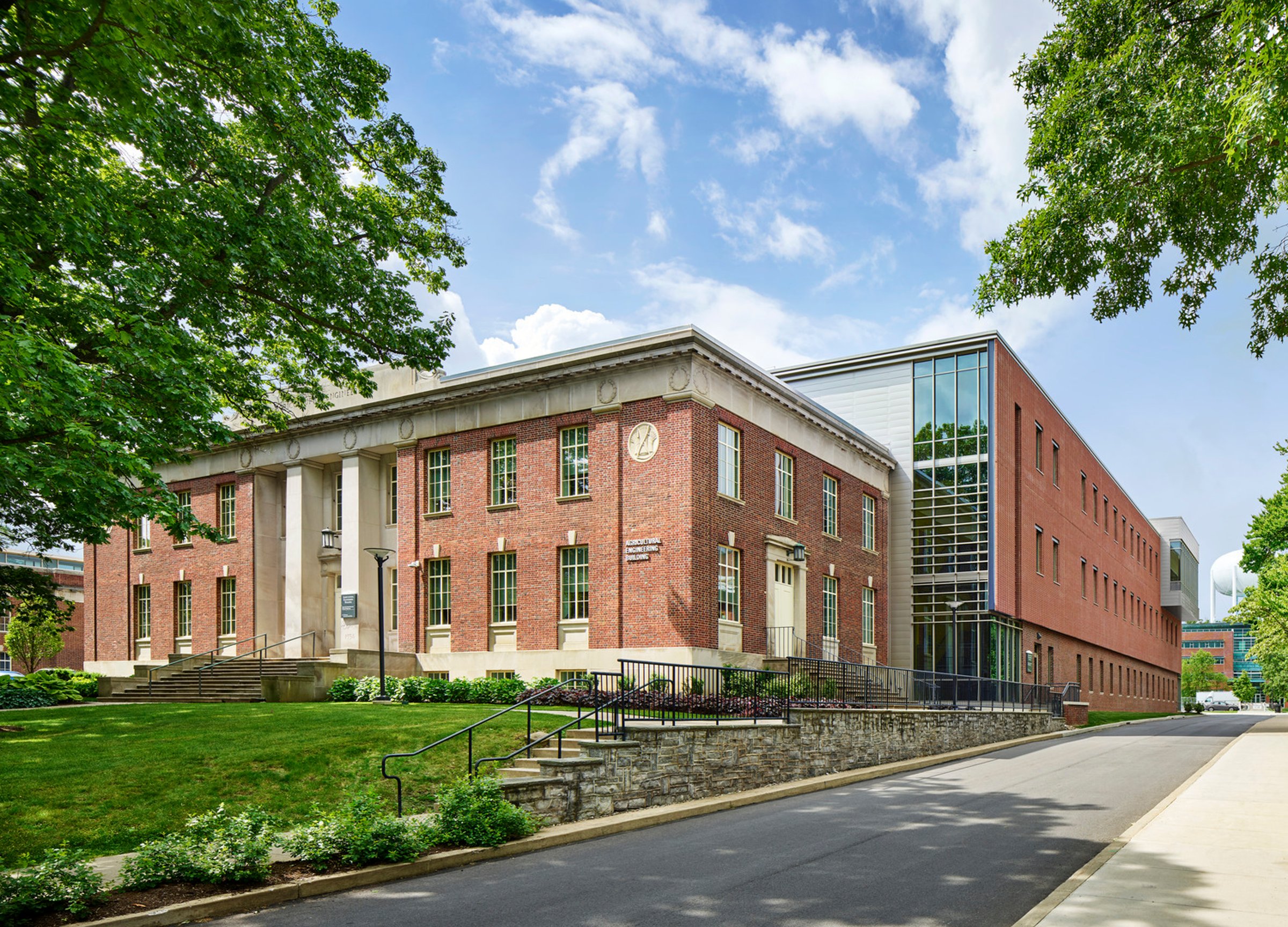 Kejuruteraan Pertanian & Pembinaan: Reka Bentuk Moden untuk Ladang Efisien