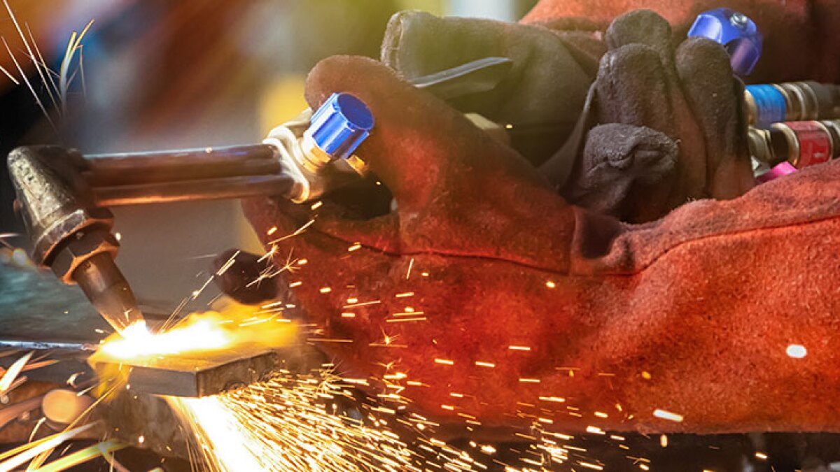 Kerja Panas Merah: Gambar Proses Kimpalan Intensif & Keselamatan Industri