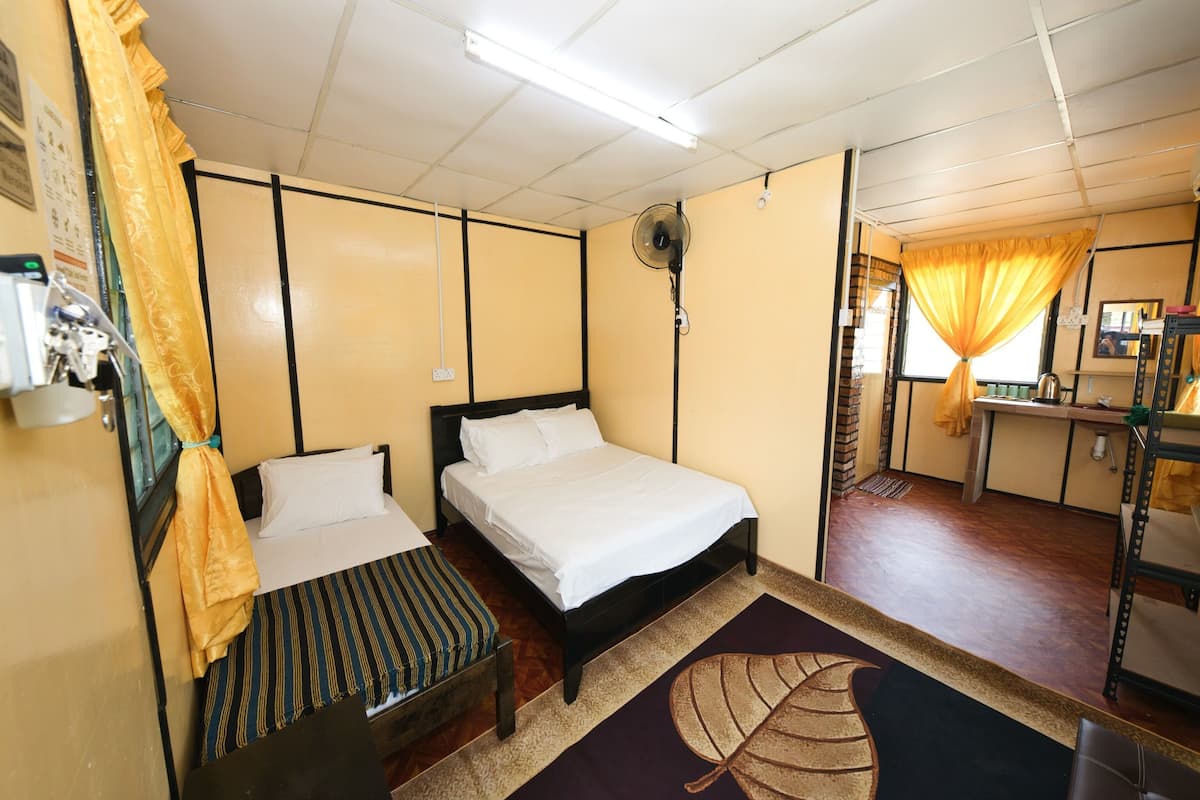 Penginapan Chalet Rajawali DCabin – Bilik Mewah dengan Pemandangan Gunung