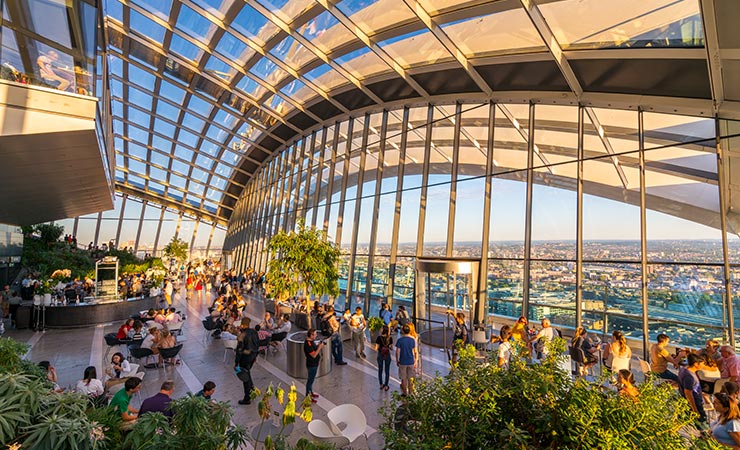 Sky Garden – Taman Udara Mega: Pemandangan Hijau di Tinggi Kota