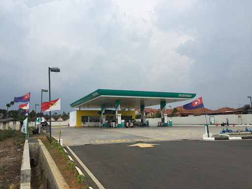 Foto PETRONAS di Jalan Buloh Kasap, Malaysia – Lanskap Industri & Keindahan Jalan
